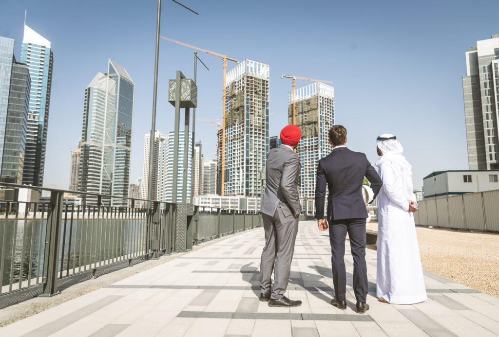 رجال-أعمال-يناقشون-تطوير-المدينة-وهم-يرتدون-البدلات-الرسمية